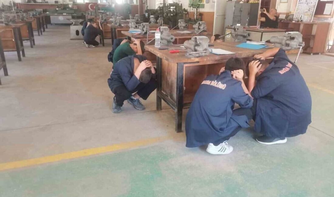 Öğrenciler deprem ve yangın tatbikatı yaptı Adana’nın Kozan ilçesinde lise öğrencileri, deprem ve yangın tatbikatı gerçekleştirdi.