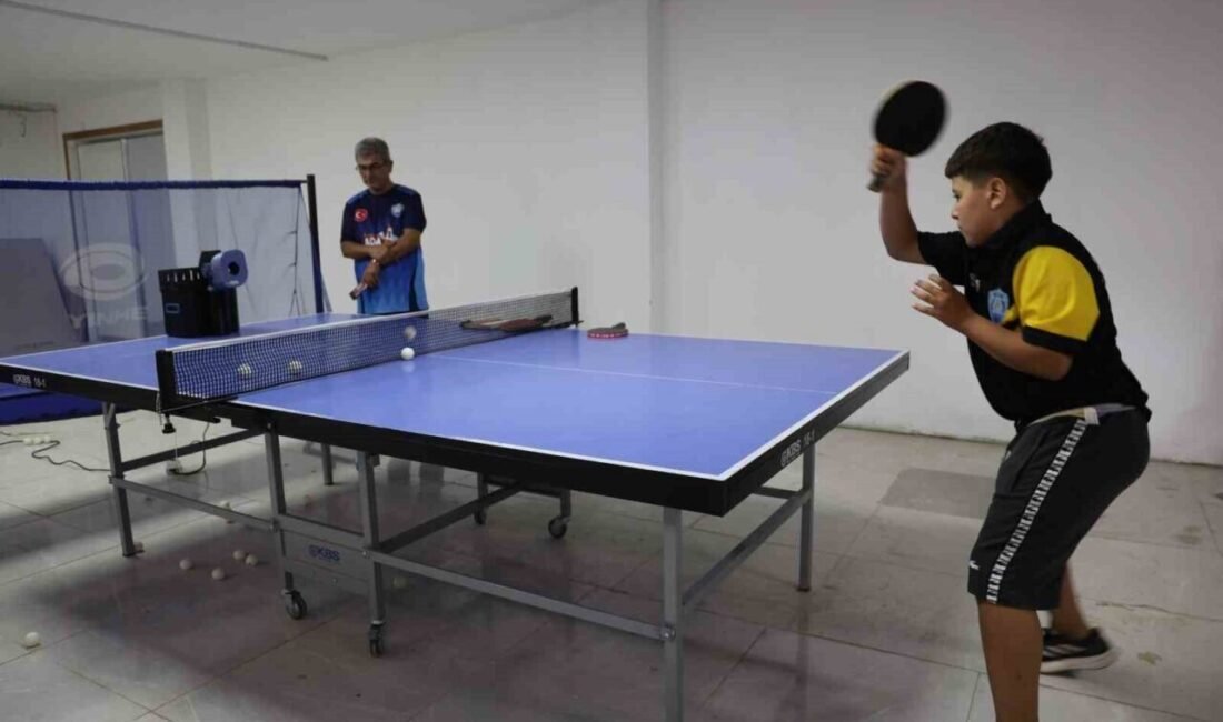 Adana’nın Kozan ilçesinde masa tenisine başlayan öğrenciler, spor sayesinde odaklanma