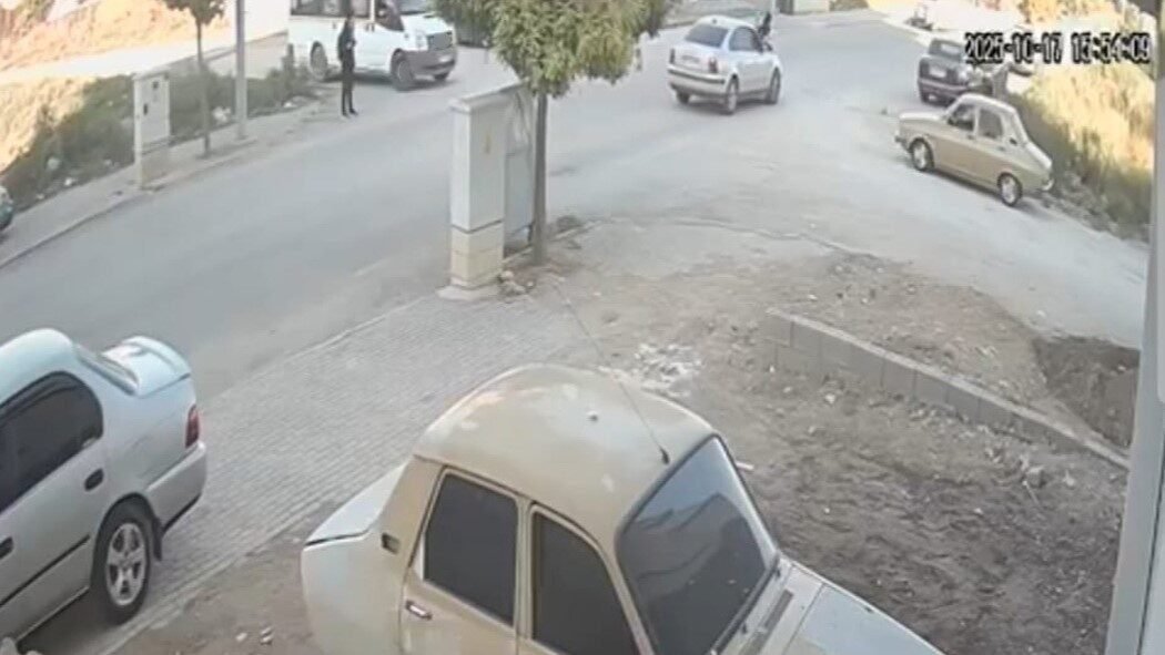 Osmaniye’nin Kadirli ilçesinde okul servisinden indikten sonra yolun karşısına geçmeye