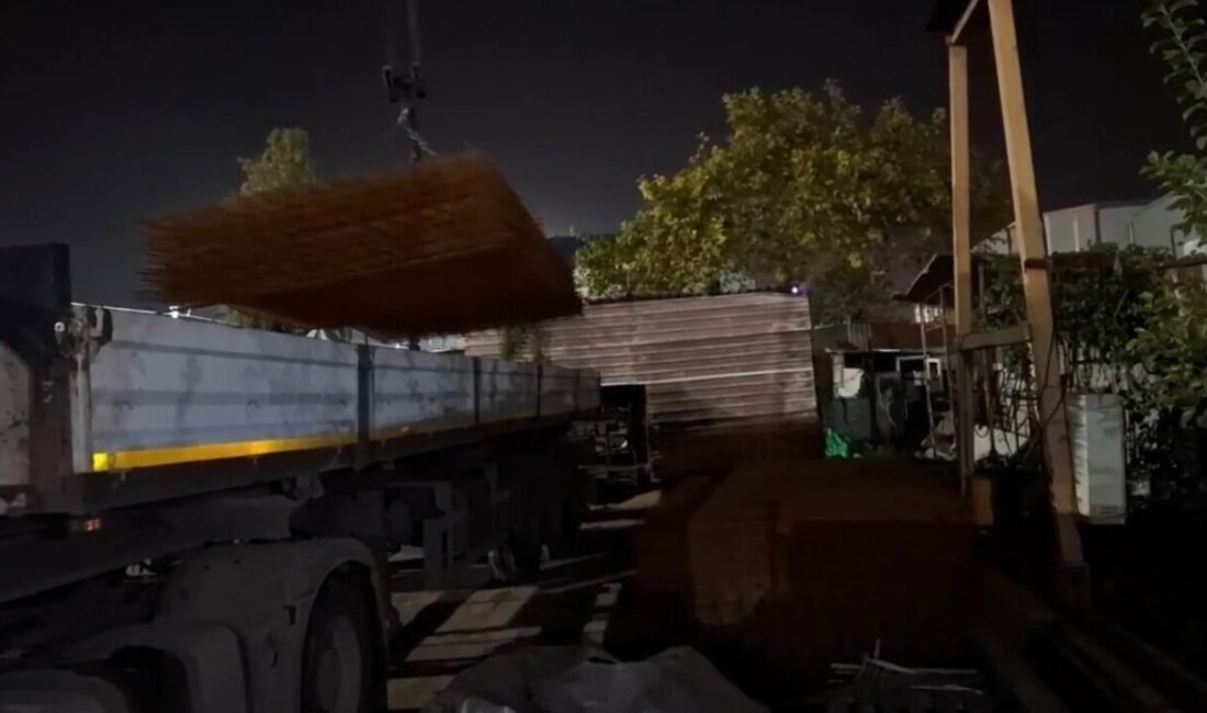 Osmaniye’de Organize Sanayi Bölgesi’nden vinç ve tırla 18 ton hasır