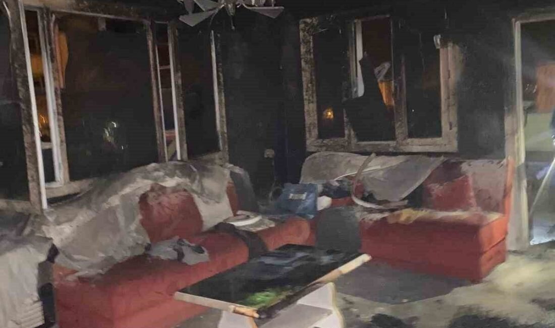 Osmaniye’nin Düziçi ilçesinde bir evde çıkan yangın itfaiye ekiplerince söndürülürken