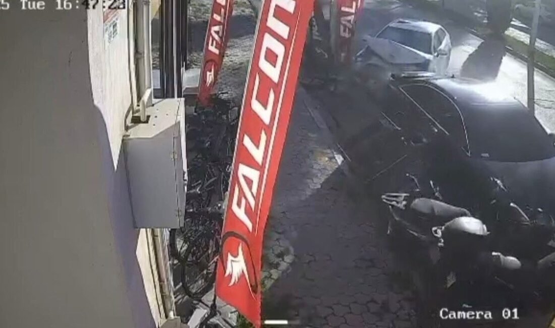 Osmaniye’nin Düziçi ilçesinde kontrolden çıkan otomobil, park halindeki araç ve