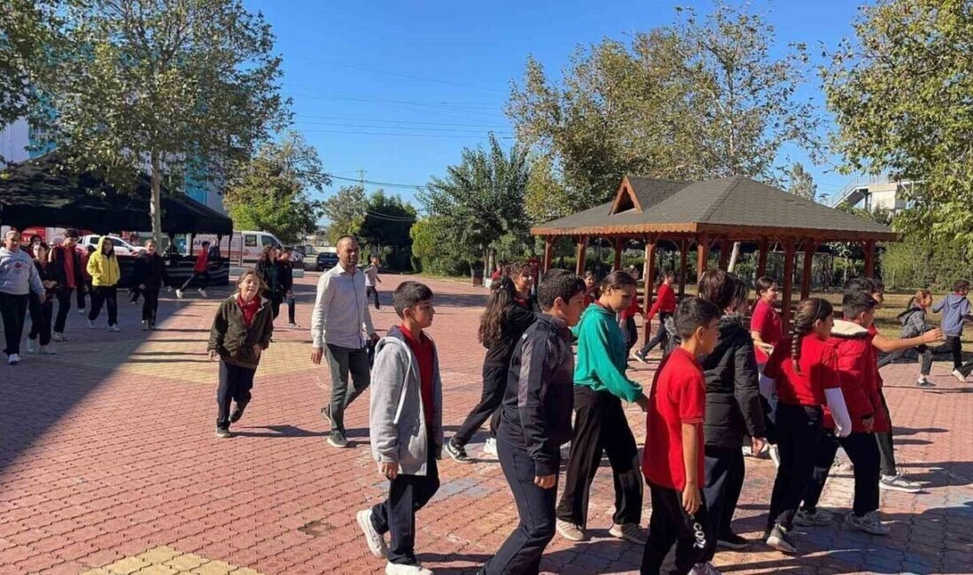 Osmaniye’de öğrenciler afet tatbikatında bilinçlendirildi Osmaniye’de öğrencilerin muhtemel afetlere karşı bilinçlenmesi amacıyla okullarda deprem ve