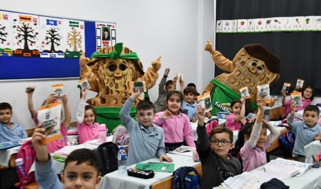 Osmaniye’de düzenlenecek olan FISTIKFEST-2025 etkinlikleri çerçevesinde minik öğrencilere “Osmaniye Fıstığı”