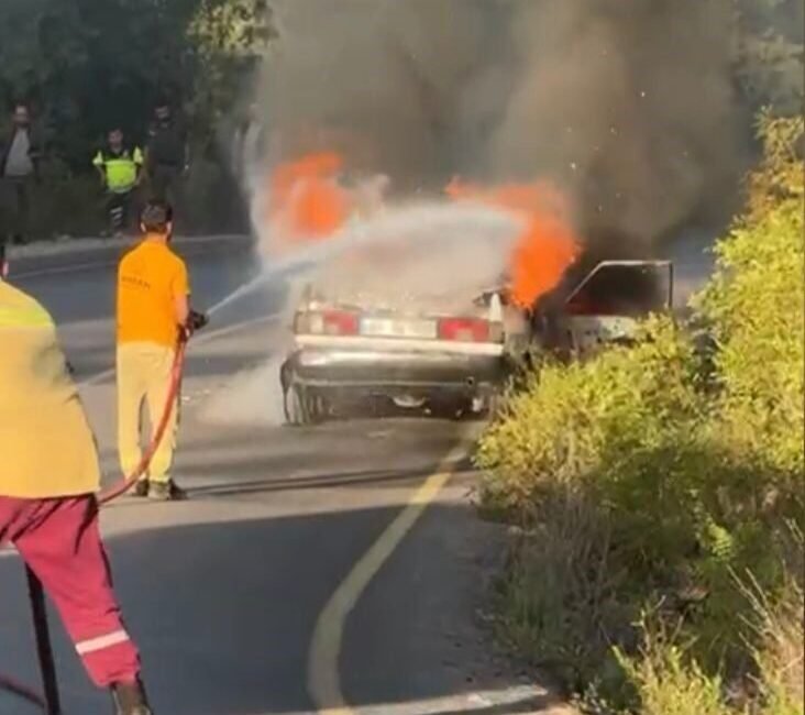 Osmaniye’nin Zorkun Yaylası yolunda bir otomobilde çıkan yangın, itfaiye ekiplerinin