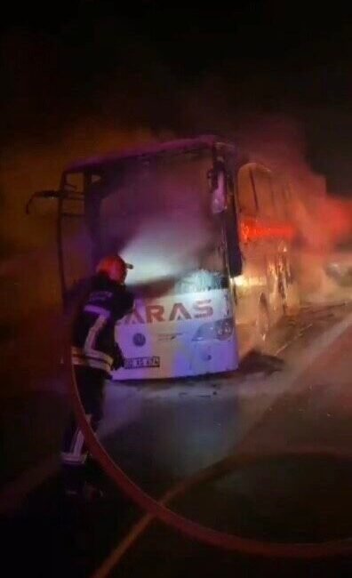 Osmaniye’nin Toprakkale ilçesinde, yolcu otobüsünde çıkan yangın itfaiye ekipleri tarafından