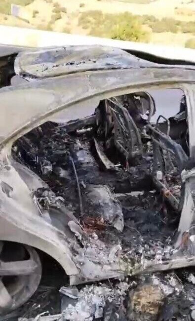 Osmaniye’nin Bahçe ilçesinde seyir halindeyken alev alan otomobil, itfaiye ekipleri