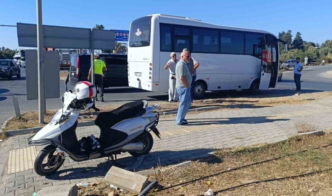 Antalya’nın Manavgat ilçesinde otel servis midibüsüyle çarpışan motosiklet sürücüsü yaralandı.