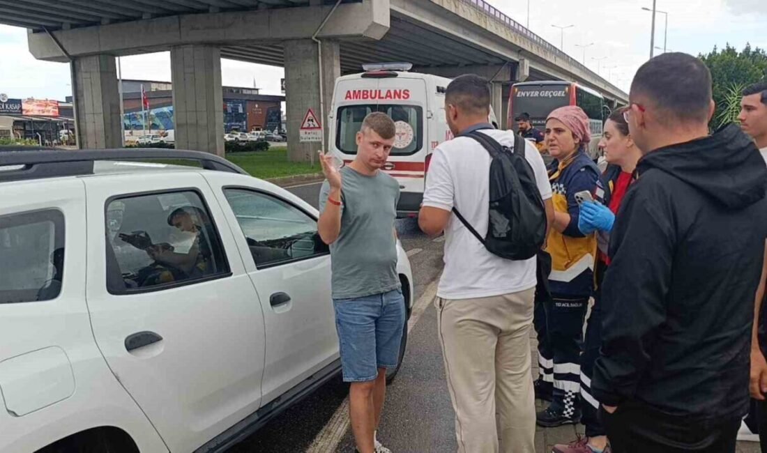 Antalya’nın Manavgat ilçesinde kırmızı ışıkta bekleyen otomobile şehirlerarası yolcu otobüsünün
