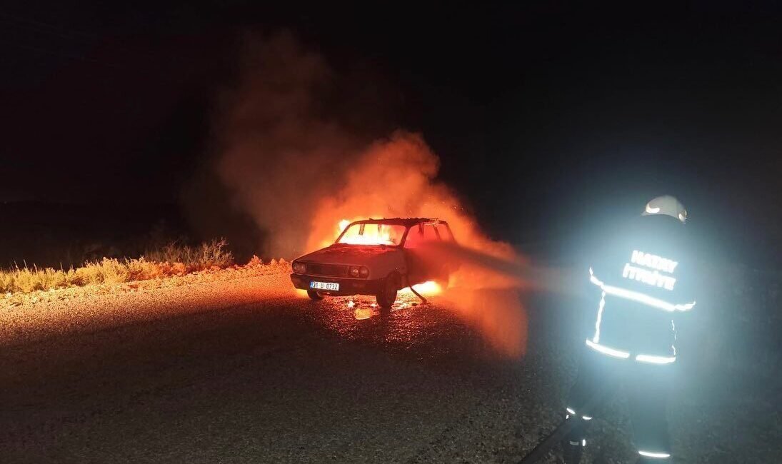 Hatay’ın Hassa ilçesinde seyir halindeyken alevlere teslim olan otomobil kullanılmaz