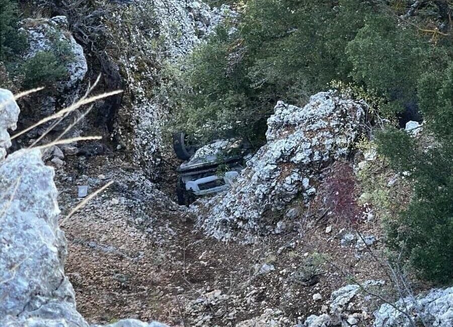 Mersin’in Erdemli ilçesinde yaklaşık 30 metrelik uçuruma yuvarlanan otomobilin sürücüsü