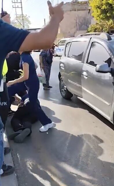 Mersin’in Tarsus ilçesinde otomobilin çarptığı polis memuru yaralandı. Olay, ilçeye