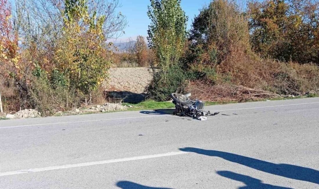 Burdur’un Gölhisar ilçesinde plakasız motosiklet ile otomobilin kafa kafaya çarpıştığı