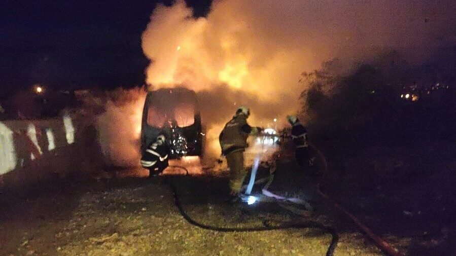 Hatay’da park halindeyken alevlere teslim olan minibüs yanarak kullanılmaz hale