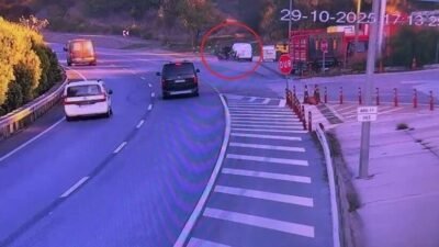 Antalya’nın Manavgat ilçesinde motosiklet, yol kenarında park halindeki hafif ticari