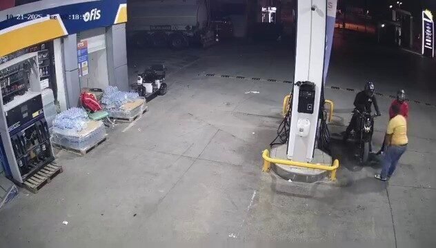 Adana’da bir petrol istasyonunun marketini silahla soyan şüphelilerin, olaydan dakikalar
