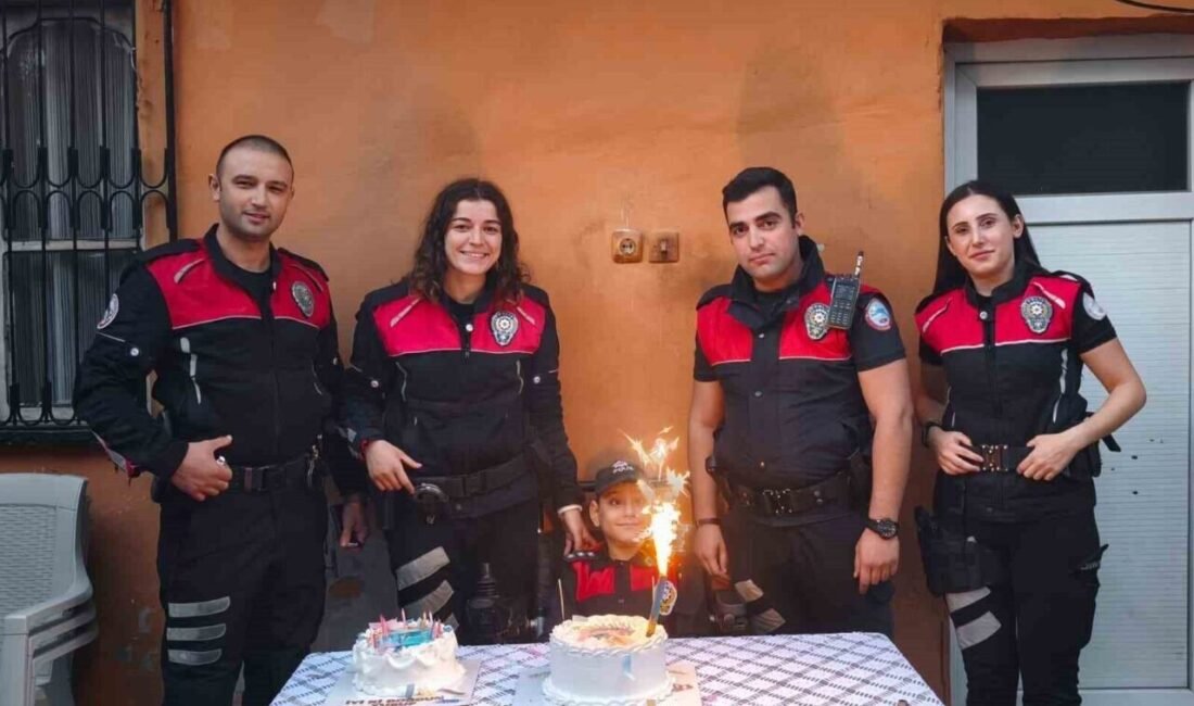 Adana’da Motosikletli Polis Timleri (Yunus) Amirliği ekipleri, özel gereksinimli çocuğa