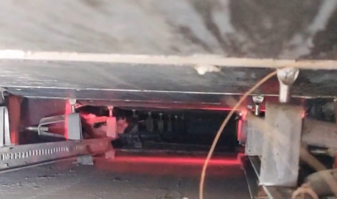 Hatay’da bir iş yerinin reklam panosuna sıkışan kedi, itfaiye ekiplerinin