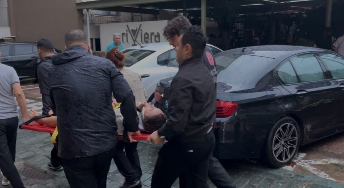 Antalya’da aniden bastıran sağanak ve şiddetli rüzgar nedeniyle devrilen ağacın