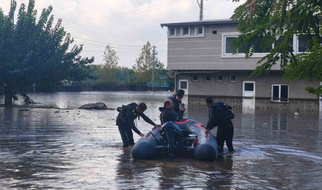 Hatay’da yağışın etkisiyle evlerinde mahsur kalan vatandaşlar, itfaiye ekipleri tarafından