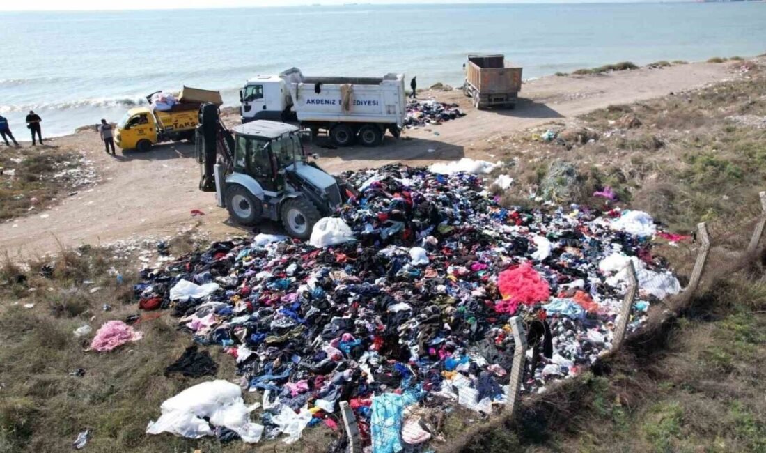 Mersin’de sahile dökülen ve çevre kirliliğine neden olan tonlarca giysi