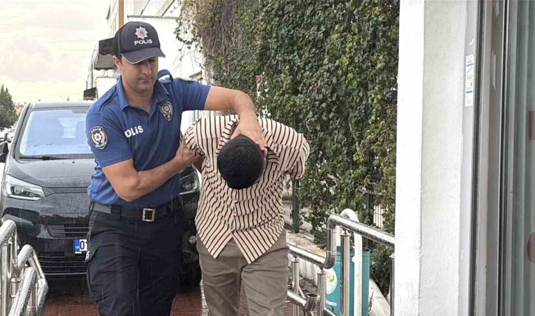 Adana’da çakarlı otomobille gezen, tabancayla ateş açıp sokaktaki çocukların üzerini