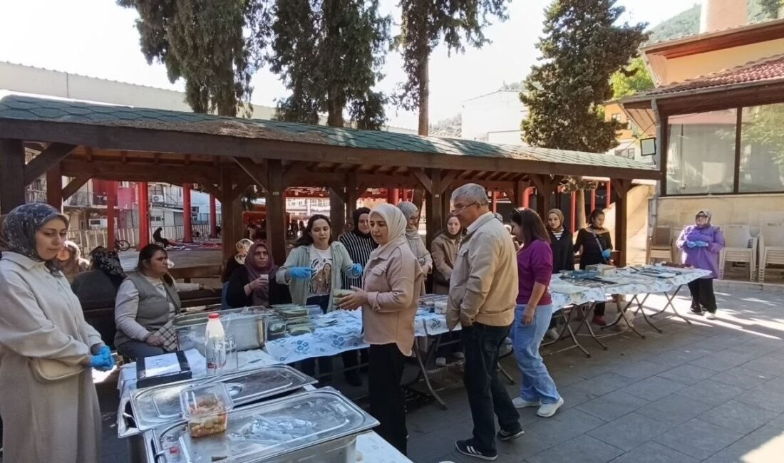 Adana’nın Saimbeyli ilçesinde kadınlar Gazze’ye destek olmak için evlerinde hazırladıkları