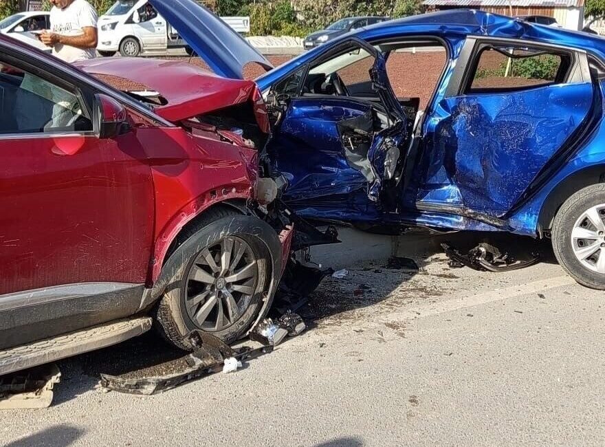 Hatay’da 2 otomobilin çarpışması sonucu yaşanan trafik kazasında 5 kişi
