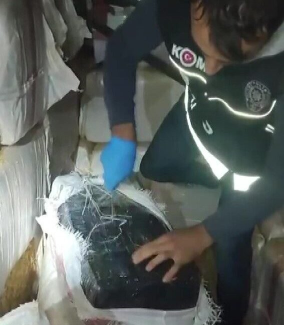 Adana’da saman yüklü tırda yapılan aramada 2 milyon 750 bin