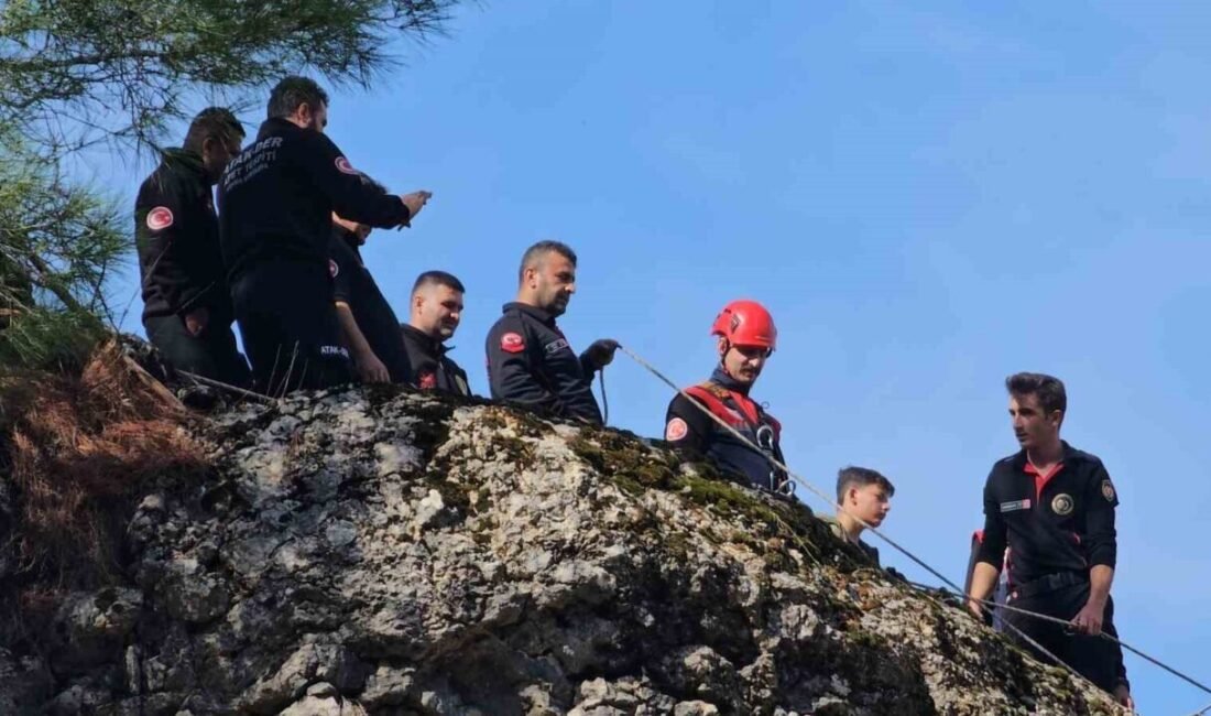 Kahramanmaraş’ta dağlık alanda sarp kayalıklarda mahsur kalan bir keçi ekiplerin