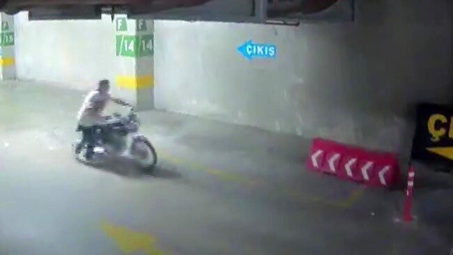 Adana Şehir Hastanesi’nin kapalı otoparkından, motosikletlerden birinin kilidini kırarak, ikincisini