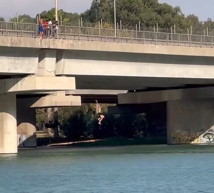 Adana’da gençler serinlemek için canını hiçe sayarak metrelerce yükseklikten Seyhan