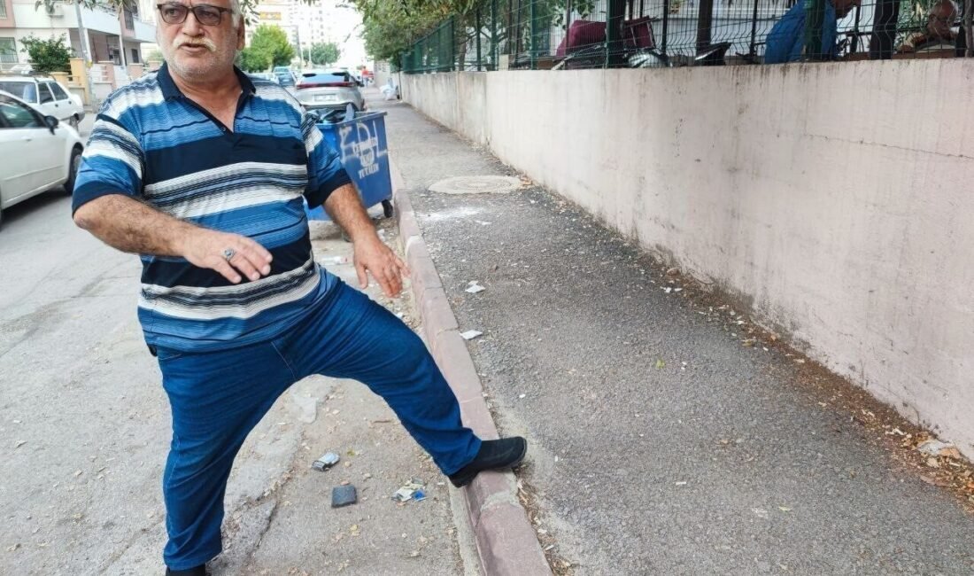 Adana’da Seyhan ilçesinde vatandaşların bozuk olan kaldırımın yapılması talebini, parke