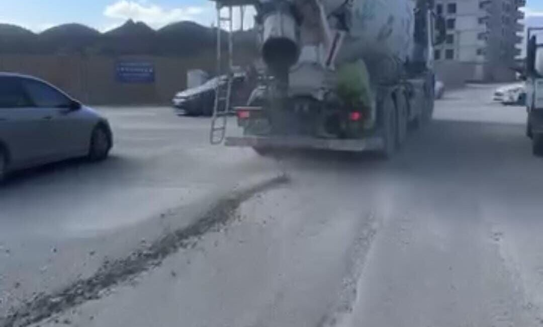 Hatay’da seyir halindeyken yola beton döken mikserin o anları kameraya