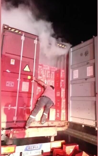 Osmaniye’nin Düziçi ilçesinde makarna yüklü tır balata arızası nedeniyle alev