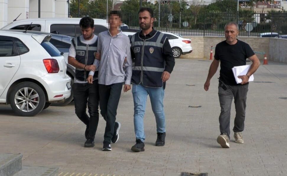 Adana’nın Kozan ilçesinde takip ettiği şahsı girdiği telefoncuda silahla vuran