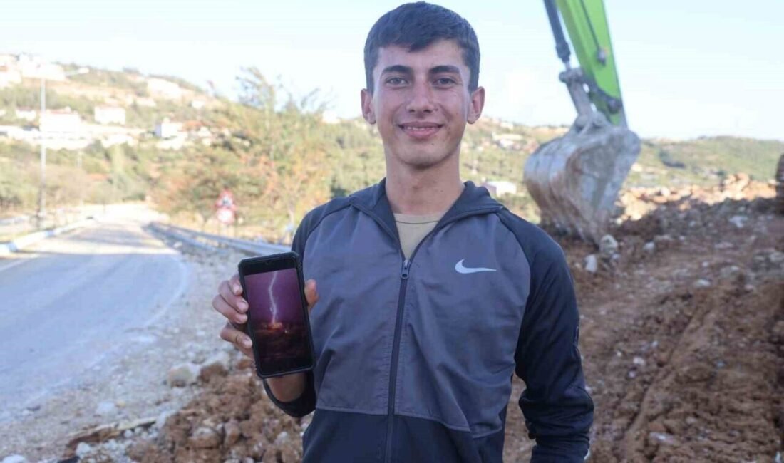 Hatay’da Adem Bozkurt, şimşekleri görüntülemek isterken, yakın noktaya isabet eden