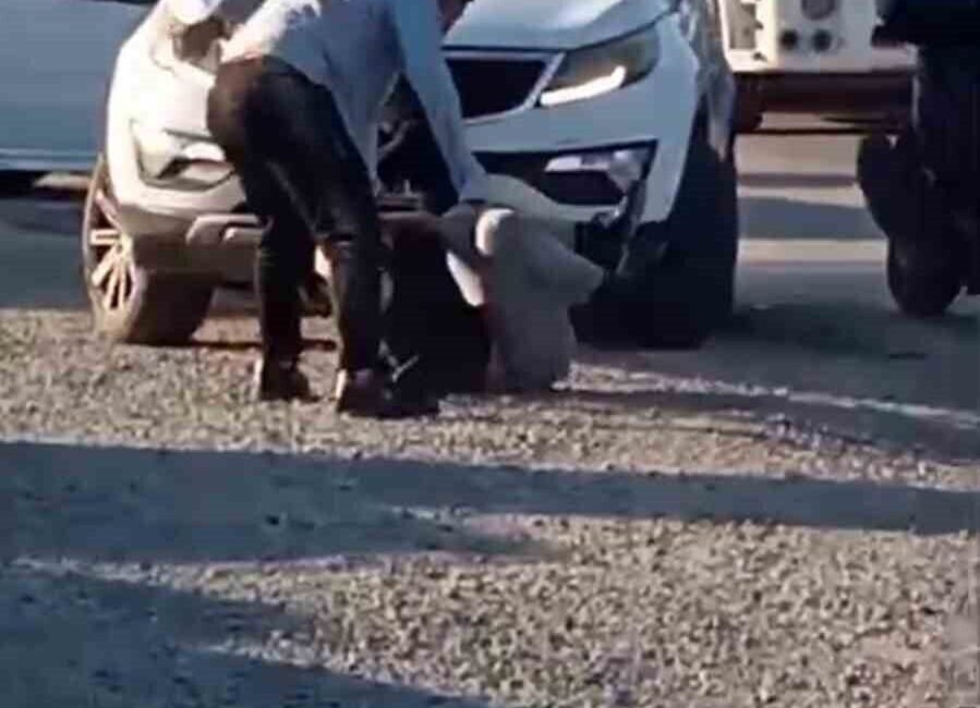 Hatay’da 2 şahsın sokak ortasında bir kişiyi öldüresiye dövdüğü anlar