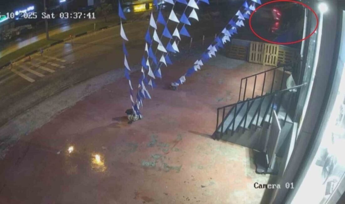 Hatay’da sürücüsünün kontrolünü kaybettiği hafif ticari aracın takla atarak yol