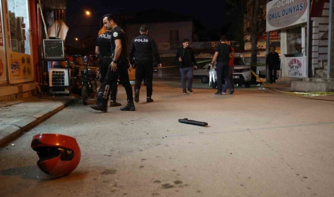 Adana’nın Kozan ilçesinde motosikletli salgırgan, takip ettiği şahsı girdiği dükkanda