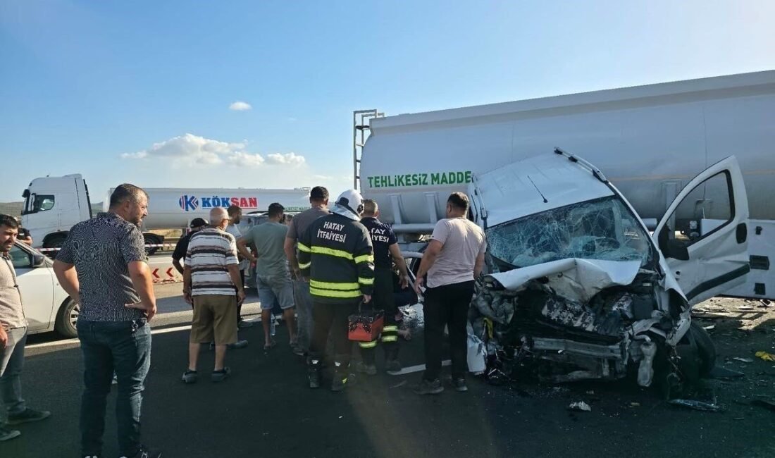 Hatay’da tankerle çarpışan hafif ticari araçtaki 3 kişi yaralandı. Kaza,