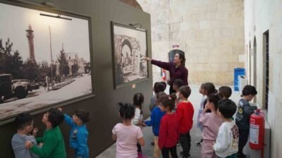 Mersin’in Tarsus Belediyesi, kreş öğrencilerini Kubat Paşa Medresesi’ne götürerek kentin