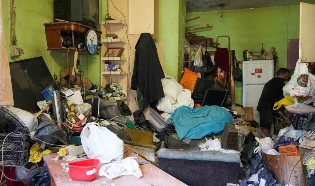 Mersin’in Tarsus ilçesinde ’çöp ev’ olarak nitelendirilen bir evden 28