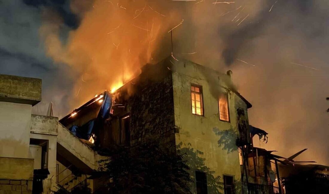 Mersin’in Tarsus ilçesinde bir iş yerinde çıkan yangın, 2 müstakil