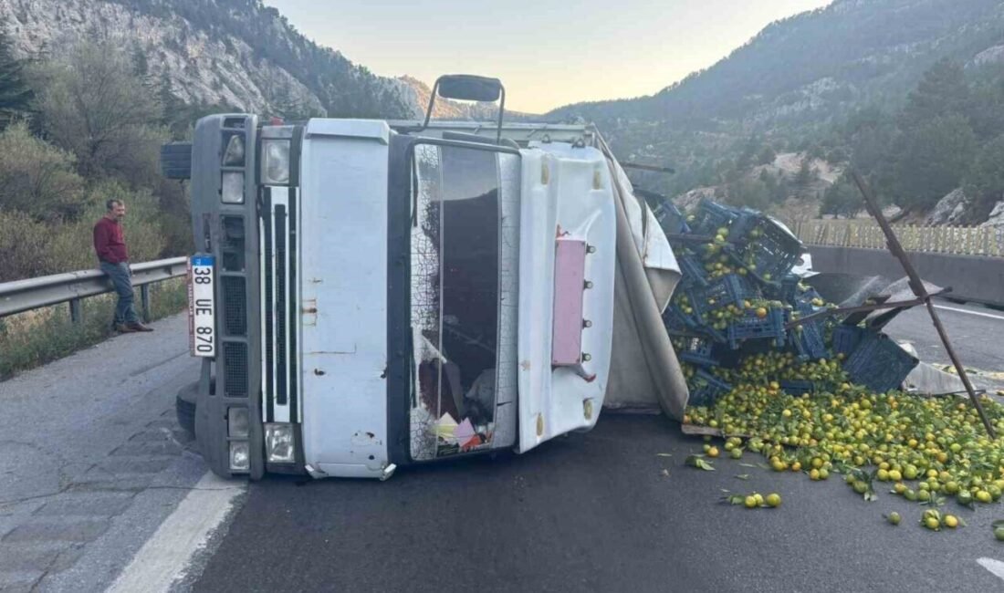 Mersin’in Tarsus ilçesinde meydana gelen kazada narenciye yüklü kamyon devrildi.