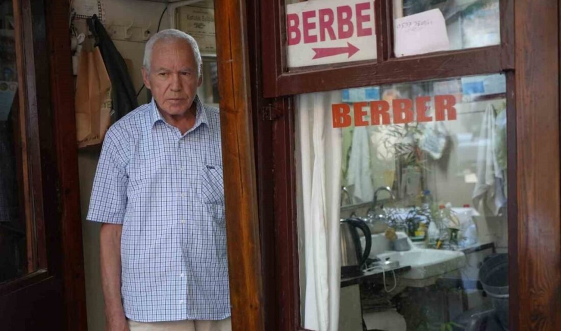 Antalya’da tarihi Zincirli Han’ın içinde yalnızca 5 metrekarelik ahşap kulübede