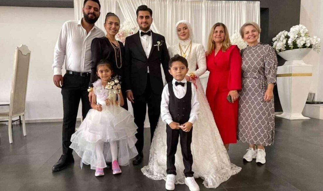 Antalya’nın Alanya ilçesinde dünyaevine giren genç çifte damadın babaannesi tarafından