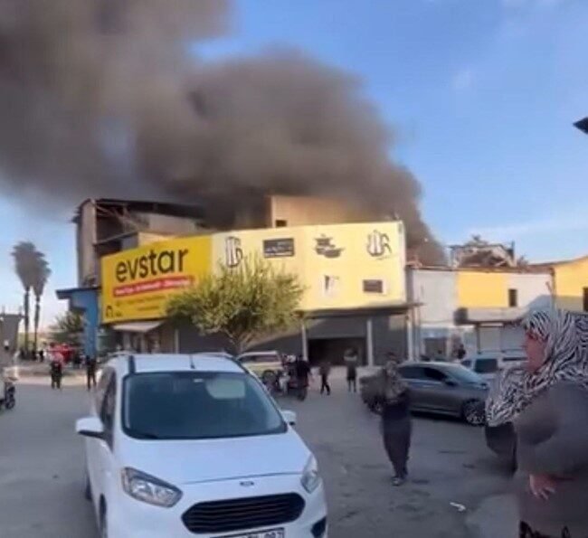 Adana’da tekstil malzemesi satan iş yerinde çıkan yangın, itfaiye ekipleri