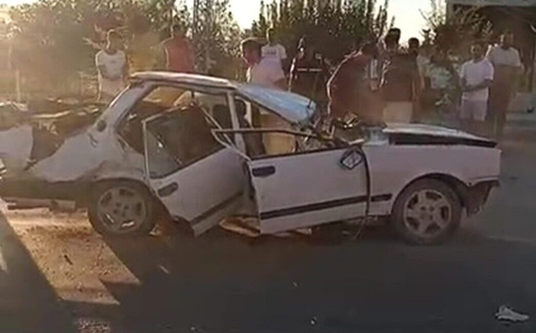 Mersin’in Mut ilçesinde sürücüsünün direksiyon hakimiyetini kaybettiği otomobil takla atarak