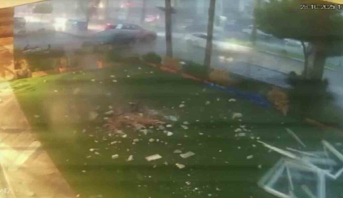 Antalya’da dün akşam saatlerinde yaşanan fırtınaya dayanamayarak yola uçan tonlarca